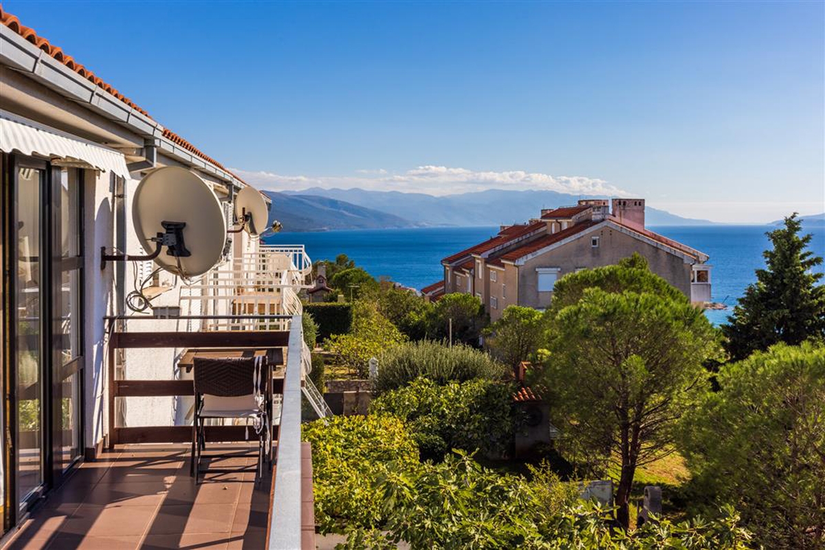 Comfortable and spacious house with terrace and sea view Novi Vinodolski  K