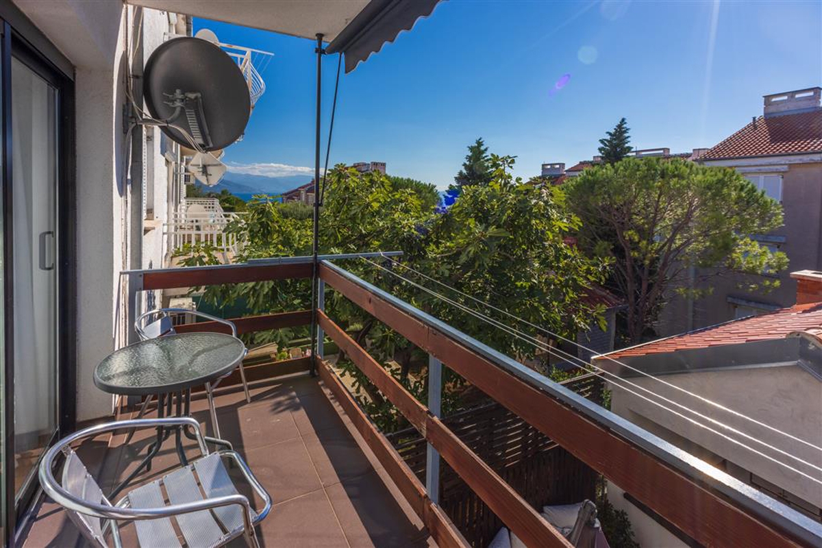 Comfortable and spacious house with terrace and sea view Novi Vinodolski  K