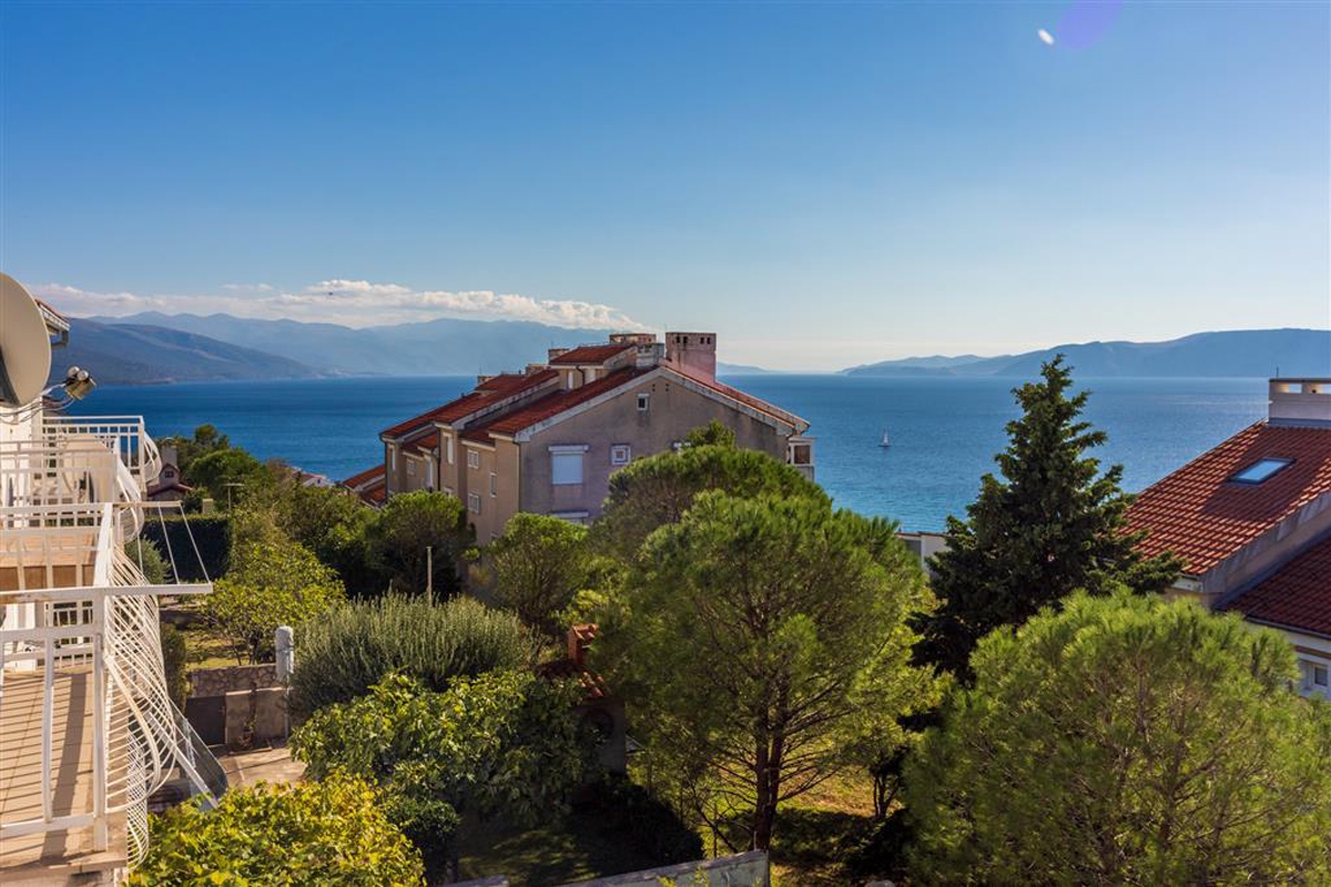 Comfortable and spacious house with terrace and sea view Novi Vinodolski  K