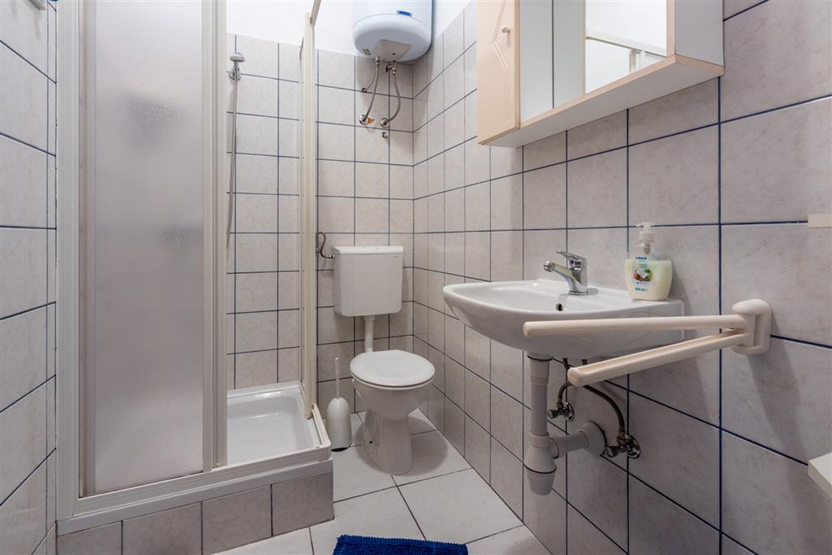 Comfortable and spacious house with terrace and sea view Novi Vinodolski  K