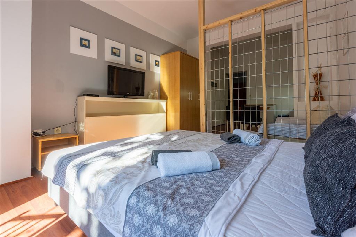 Comfortable and spacious house with terrace and sea view Novi Vinodolski  K