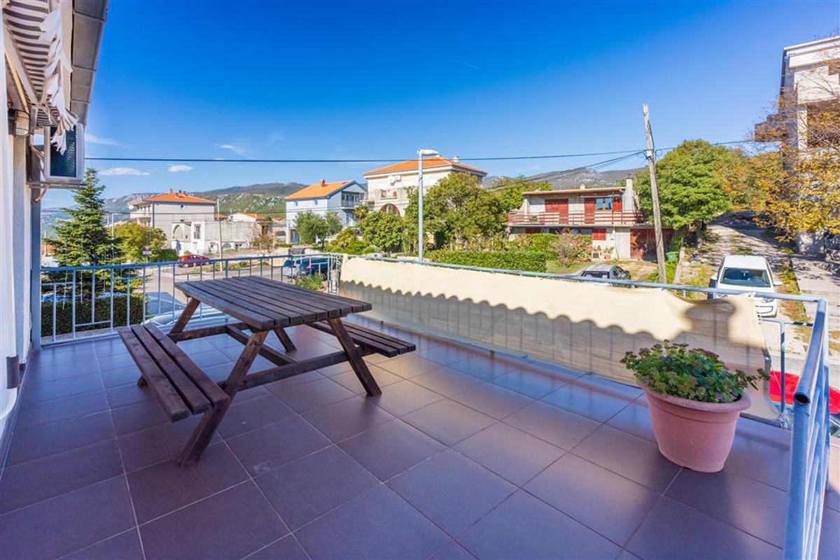 Comfortable and spacious house with terrace and sea view Novi Vinodolski  K