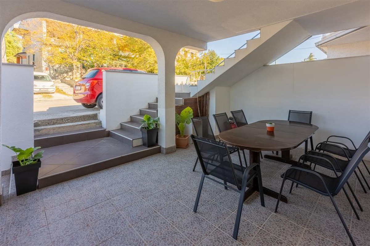 Comfortable and spacious house with terrace and sea view Novi Vinodolski  K
