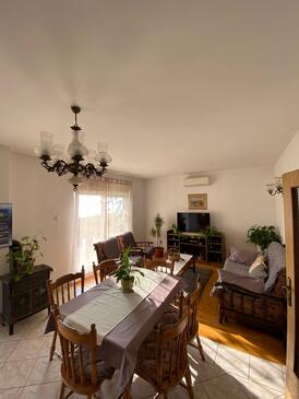 Novi Vinodolski, Nappali szállásegység típusa apartment, légkondicionálás elérhető és WiFi .