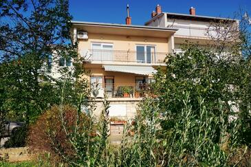 Novi Vinodolski, Novi Vinodolski, Szálláshely 5525 - Apartmanok kavicsos stranddal.