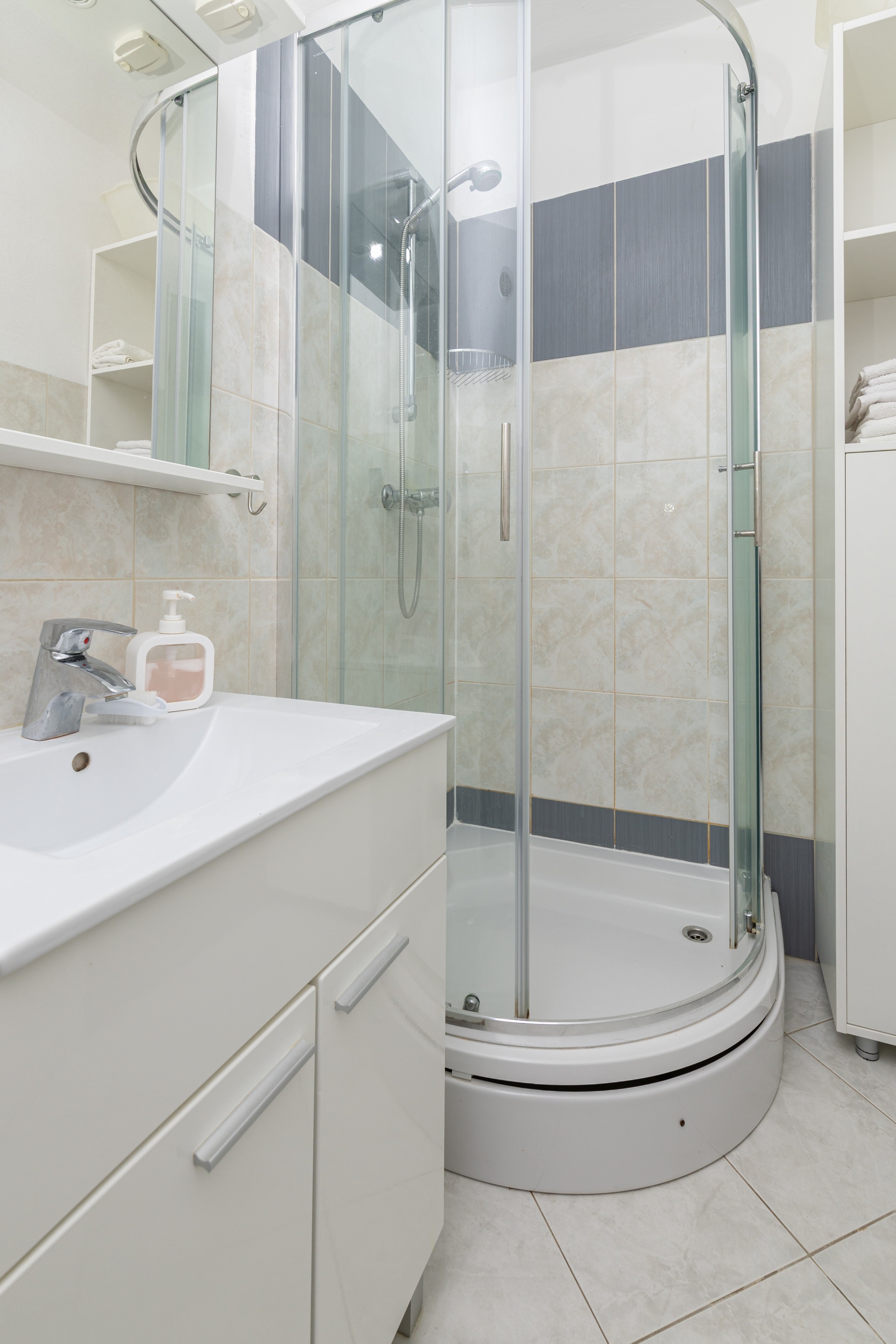 One bedroom apartment near beach Zavala, Hvar  A-c
