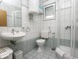 Salle de bain Dramalj, Salle de bain dans l’hébergement en type apartment, WiFi.