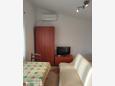 Selce, Comedor in the studio-apartment, air condition available y WiFi.