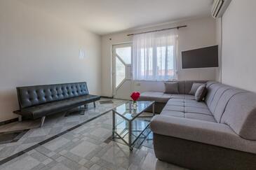 Dramalj, Sala de estar in the apartment, air condition available y WiFi.