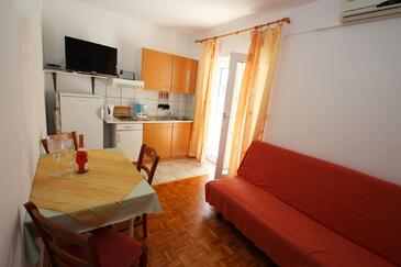 Crikvenica, Comedor in the apartment, air condition available, (pet friendly) y WiFi.