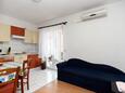 Salle à manger Crikvenica, Salle à manger dans l’hébergement en type apartment, climatisation disponible, animaux acceptés et WiFi.