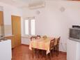 Jídelna Senj, Jídelna v ubytování typu apartment, s klimatizací, domácí mazlíčci povoleni a WiFi.