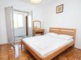 Spavaća soba Senj, Spavaća soba u smještaju tipa room, dostupna klima i WiFi.