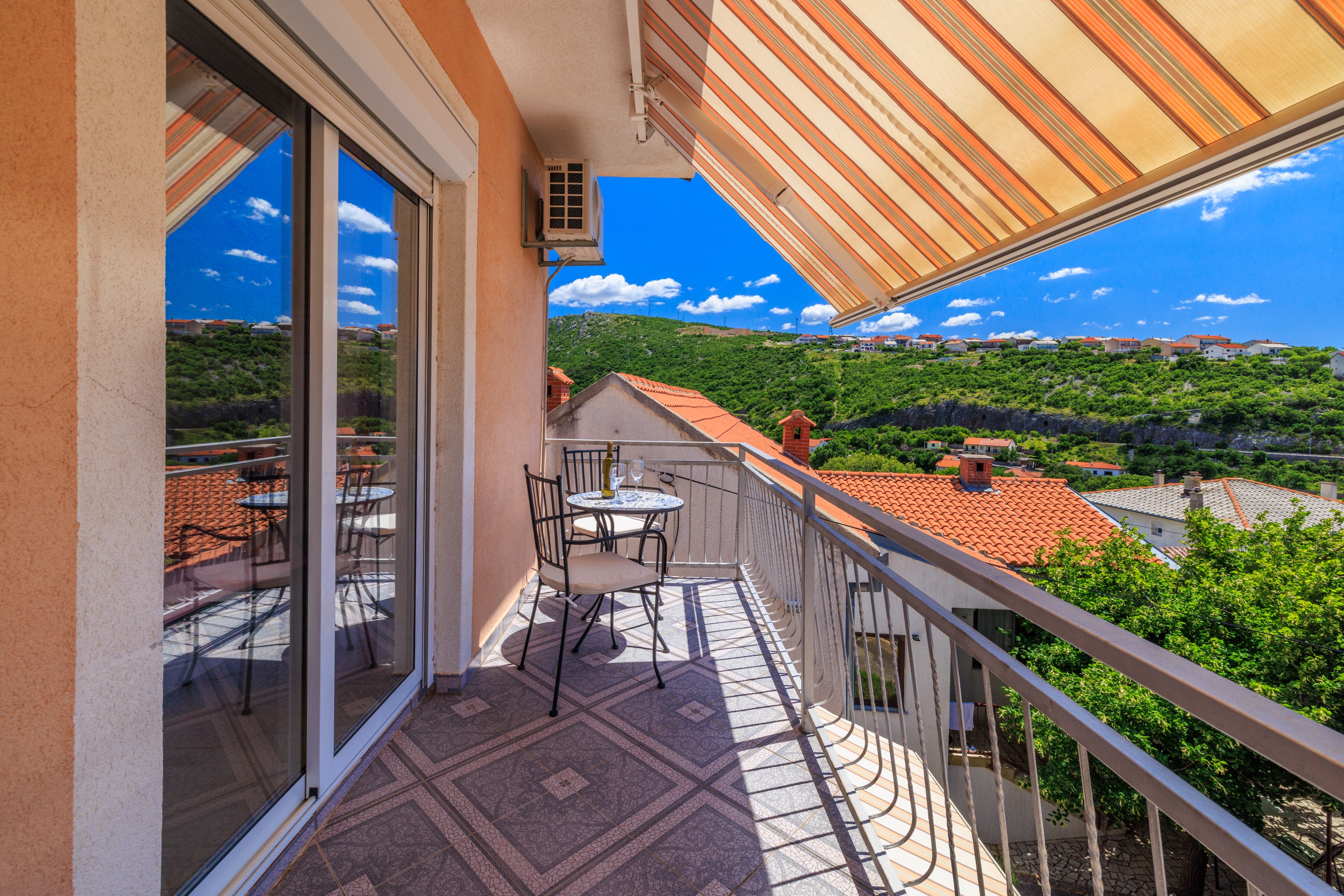 Room with balcony and sea view Senj (S-5569-a)