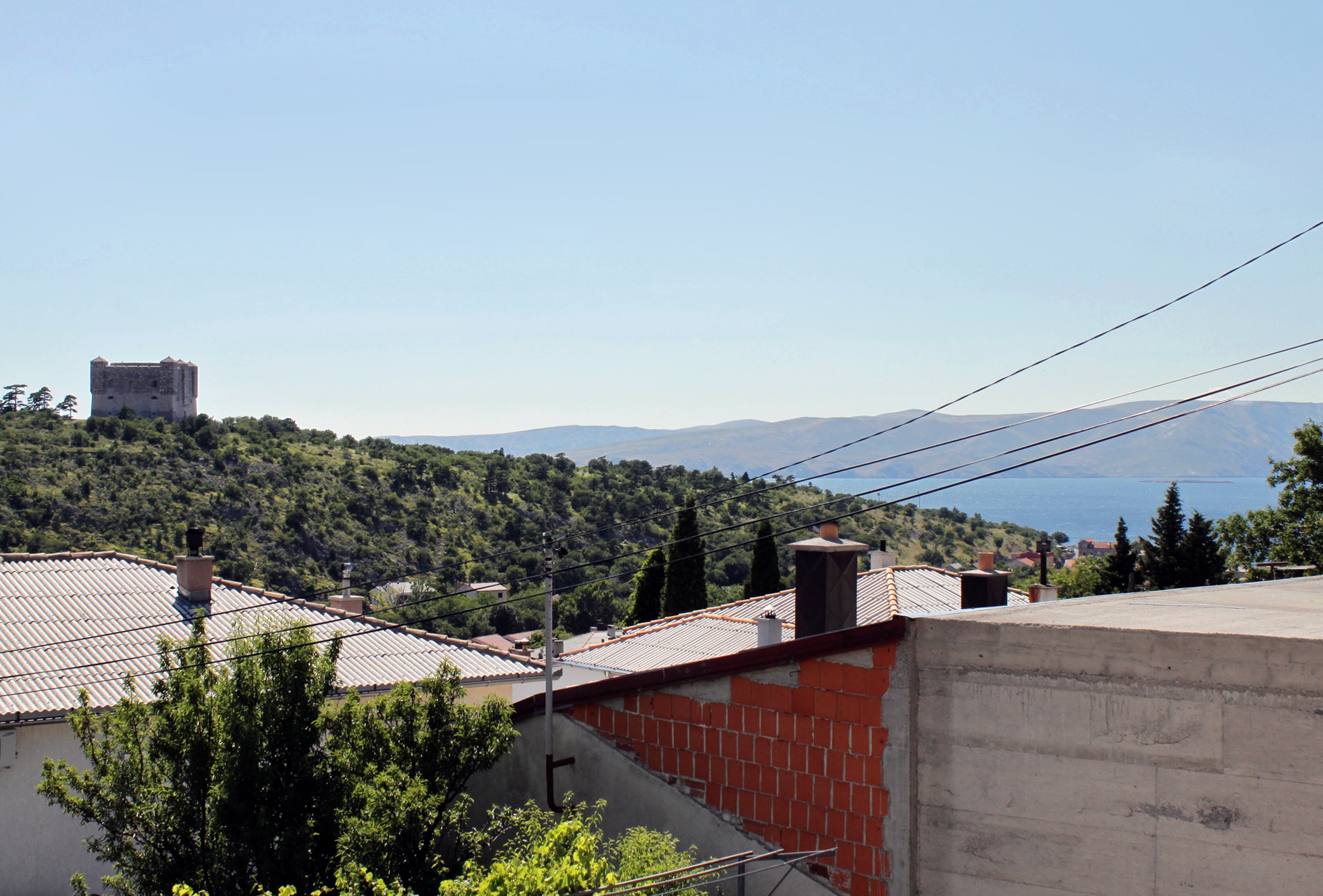 Room with balcony and sea view Senj  S-a