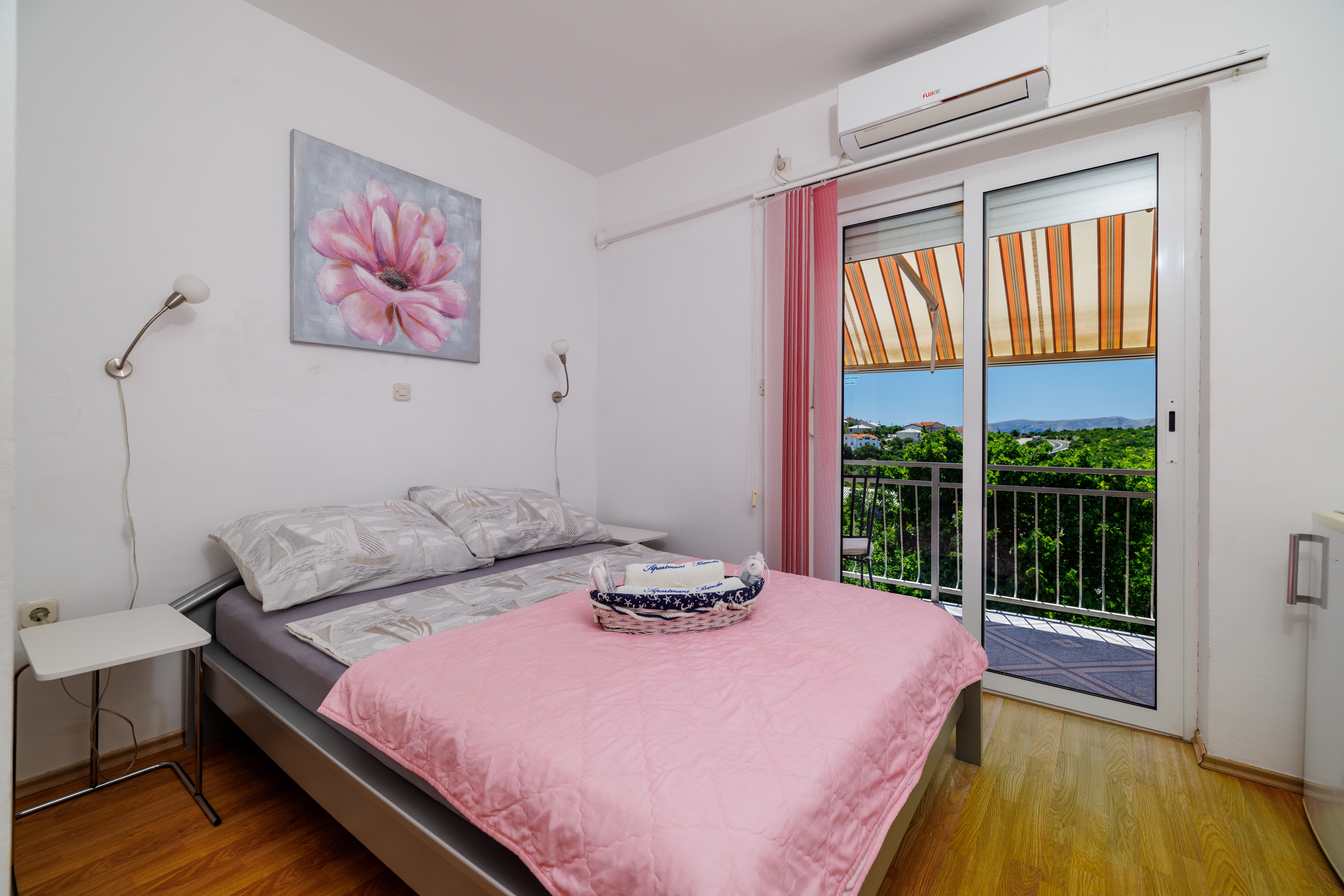 Room with balcony and sea view Senj (S-5569-a)