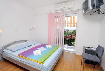 Senj, Dormitorio in the room, air condition available y WiFi.