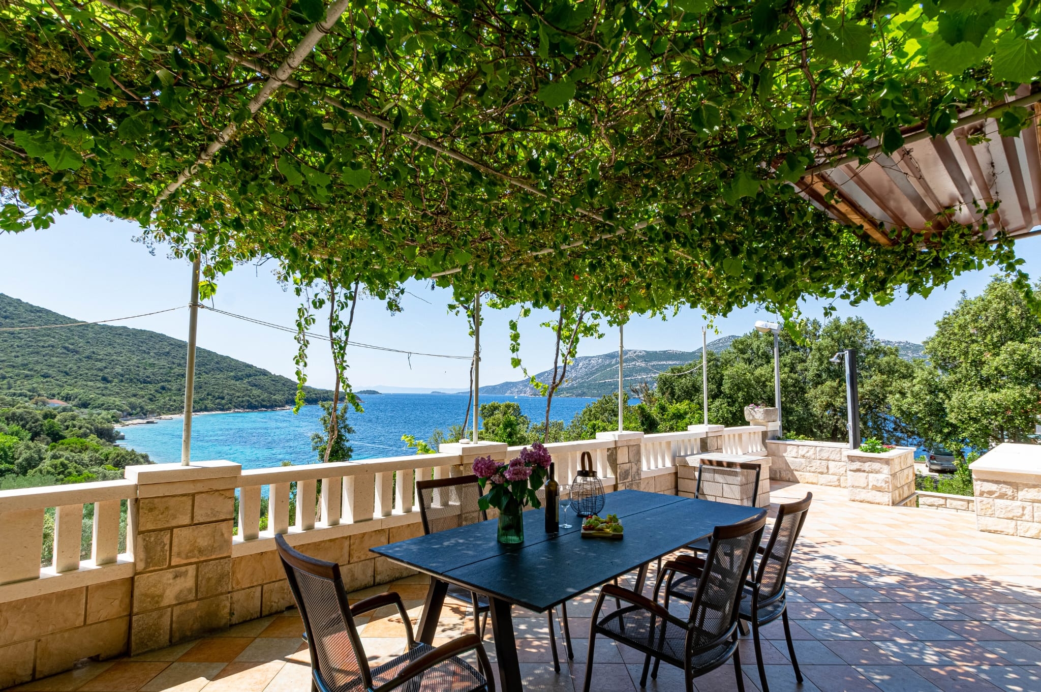 Three bedroom apartment with terrace and sea view Tri Žala, Korčula  A-e