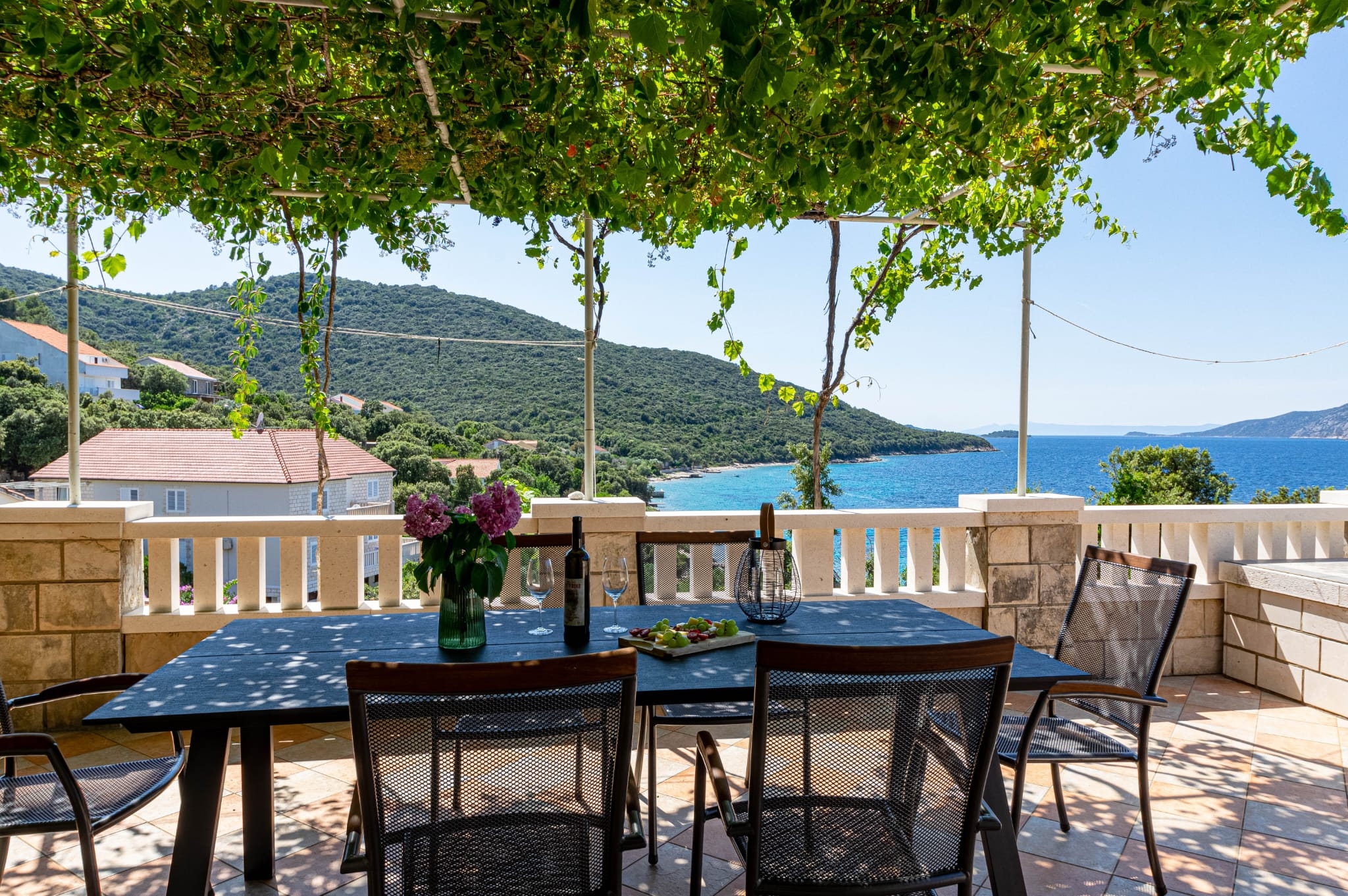 Three bedroom apartment with terrace and sea view Tri Žala, Korčula  A-e