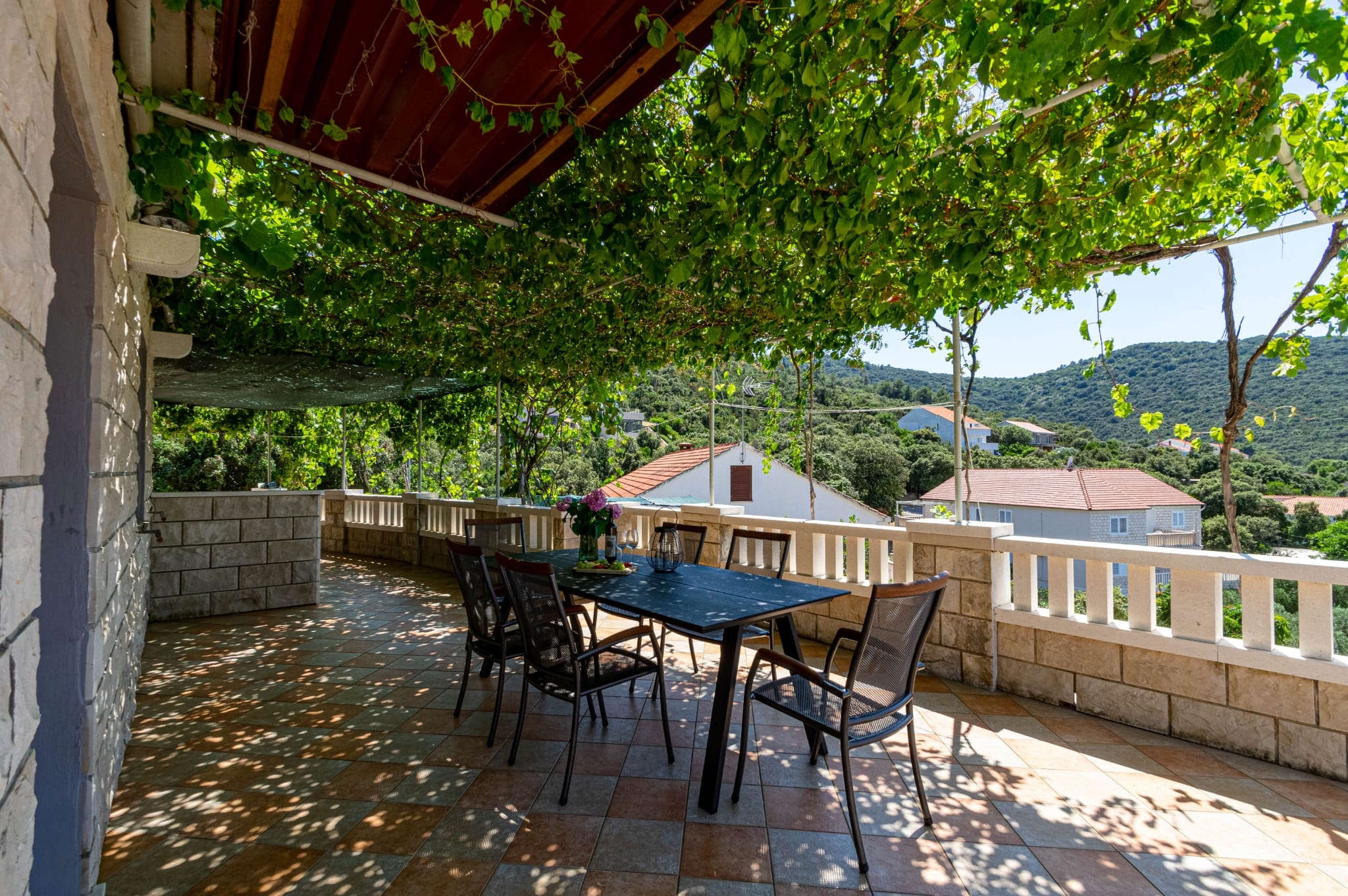 Three bedroom apartment with terrace and sea view Tri Žala, Korčula  A-e