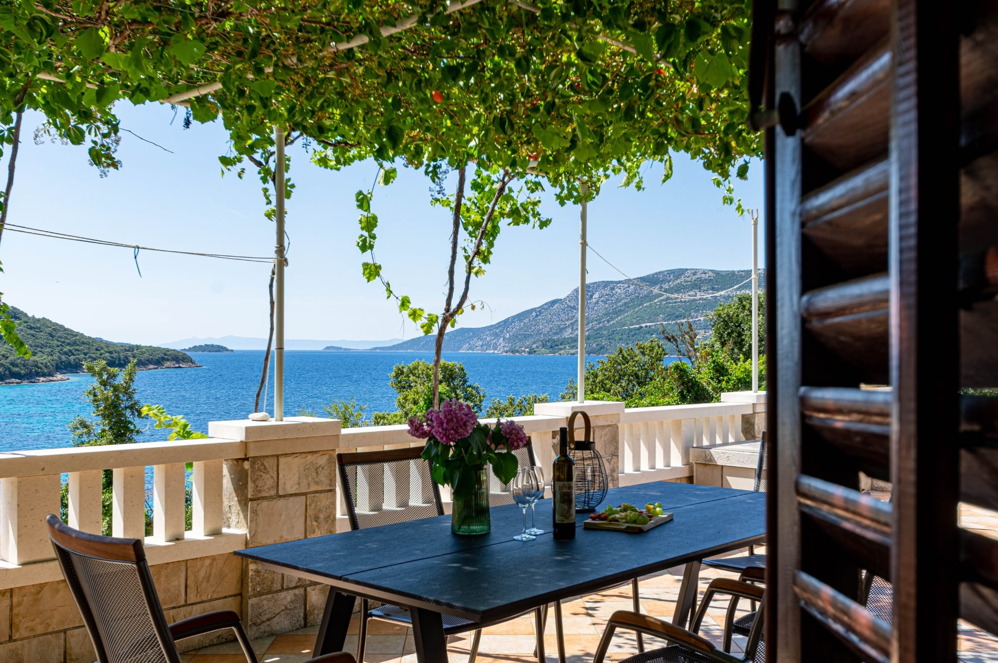 Three bedroom apartment with terrace and sea view Tri Žala, Korčula  A-e
