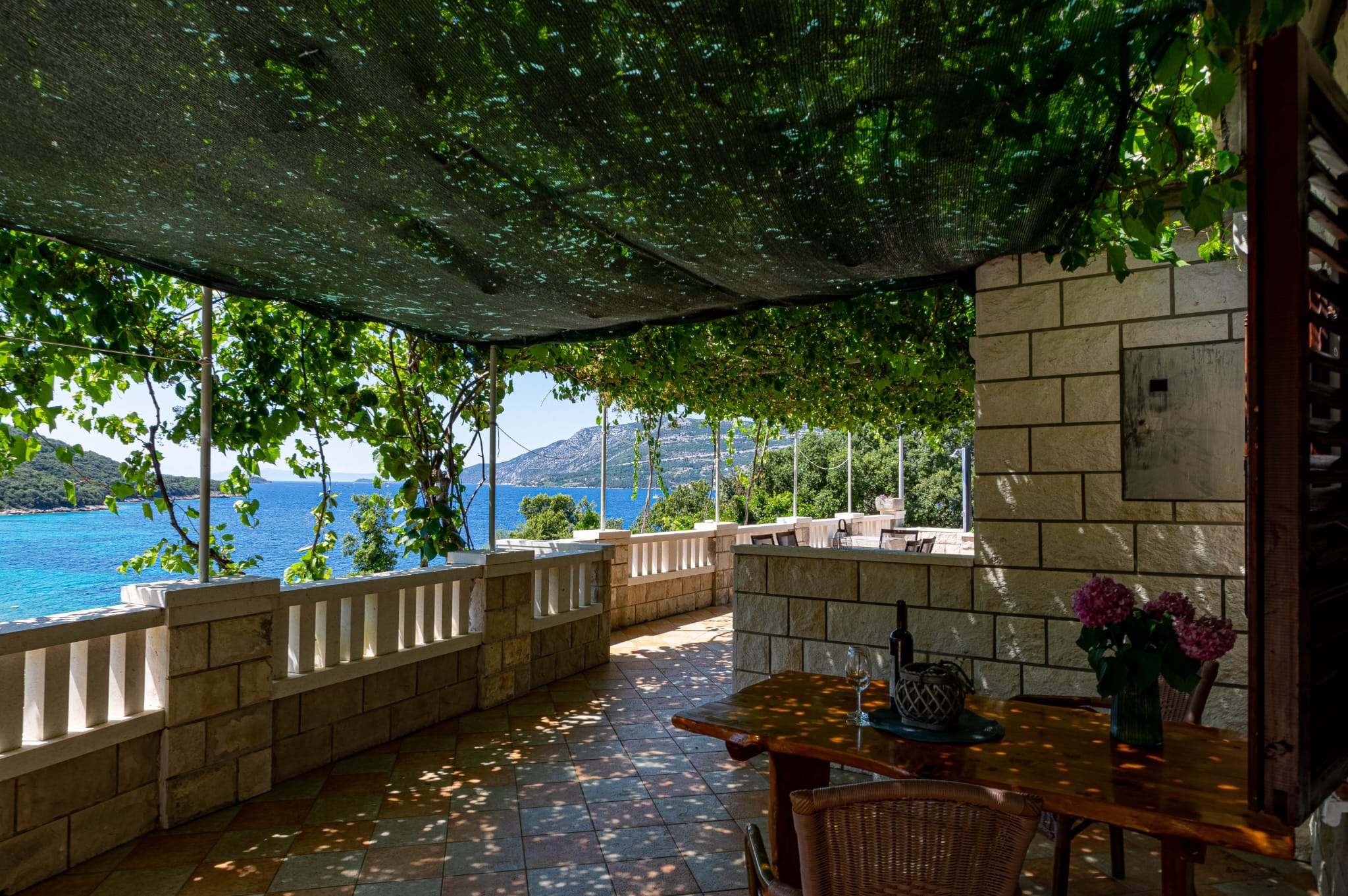 Three bedroom apartment with terrace and sea view Tri Žala, Korčula  A-e