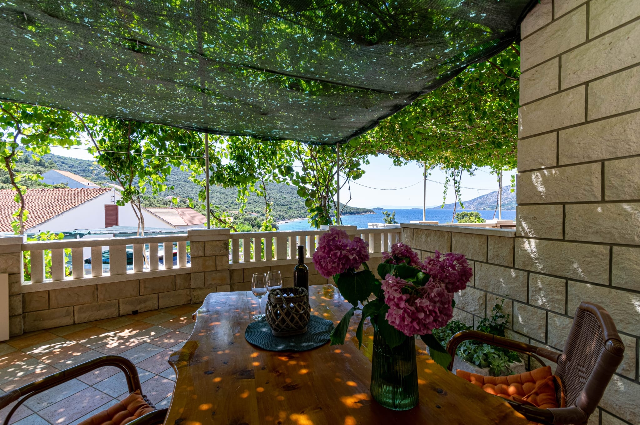 Three bedroom apartment with terrace and sea view Tri Žala, Korčula  A-e