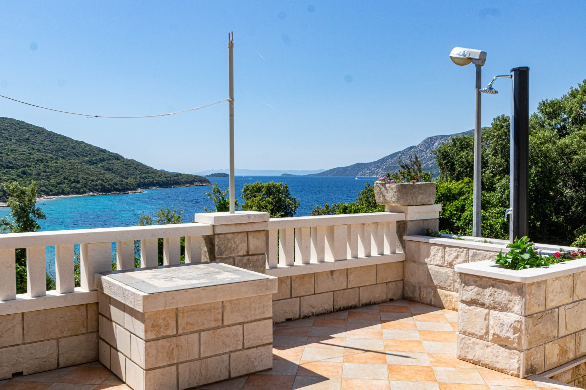 Three bedroom apartment with terrace and sea view Tri Žala, Korčula  A-e