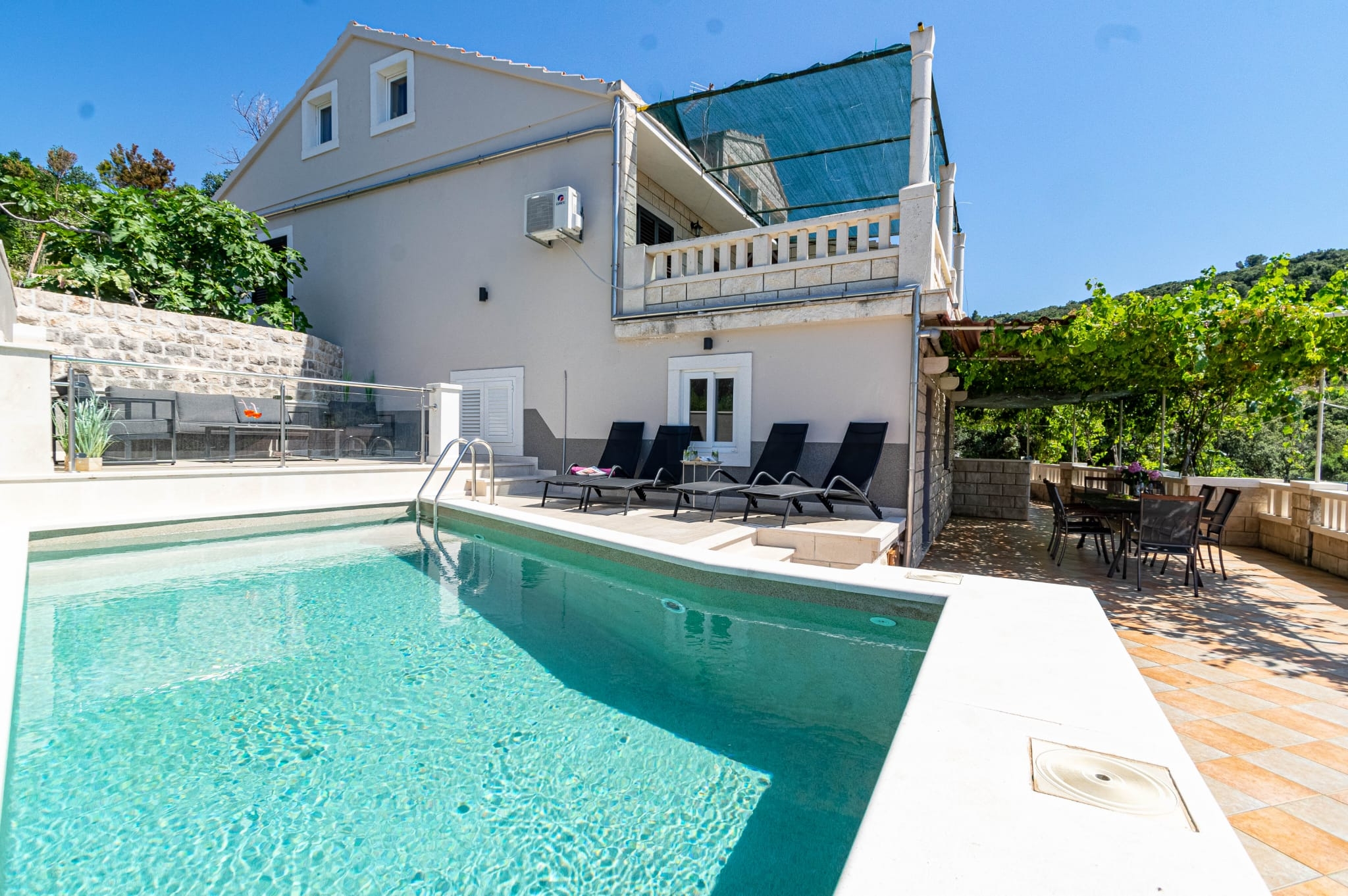 Three bedroom apartment with terrace and sea view Tri Žala (Korčula) (A-558-e)