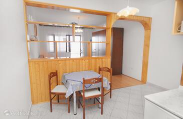 Klenovica, Dining room in the studio-apartment, WiFi.