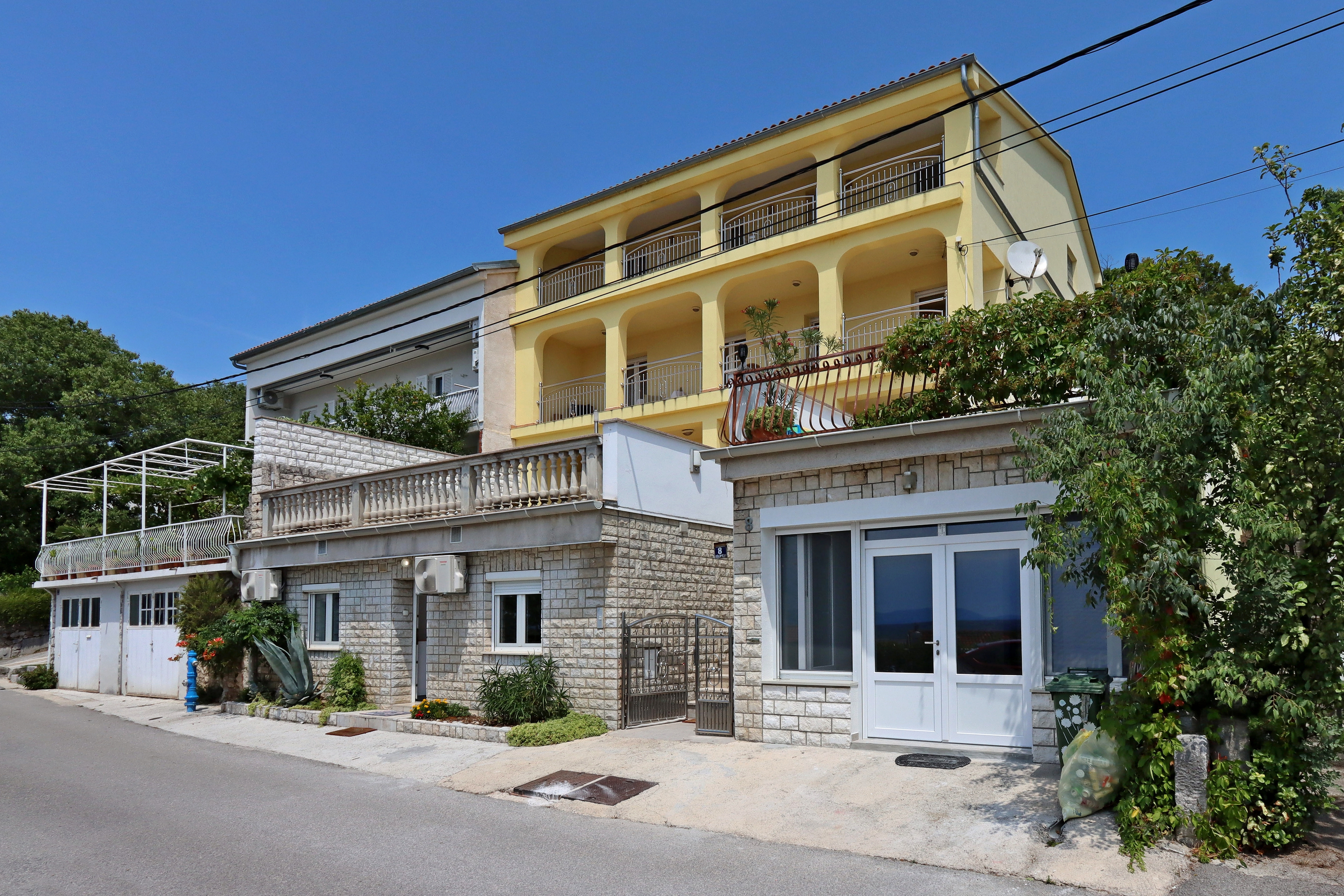 Enosobni apartma S teraso in pogledom na morje Dramalj, Crikvenica  A-d