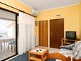 Obývací pokoj Novi Vinodolski, Obývací pokoj v ubytování typu apartment, s klimatizací a WiFi.