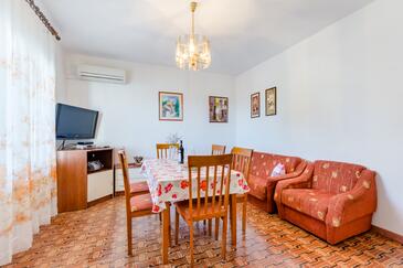 Mirca, Comedor in the apartment, air condition available y WiFi.