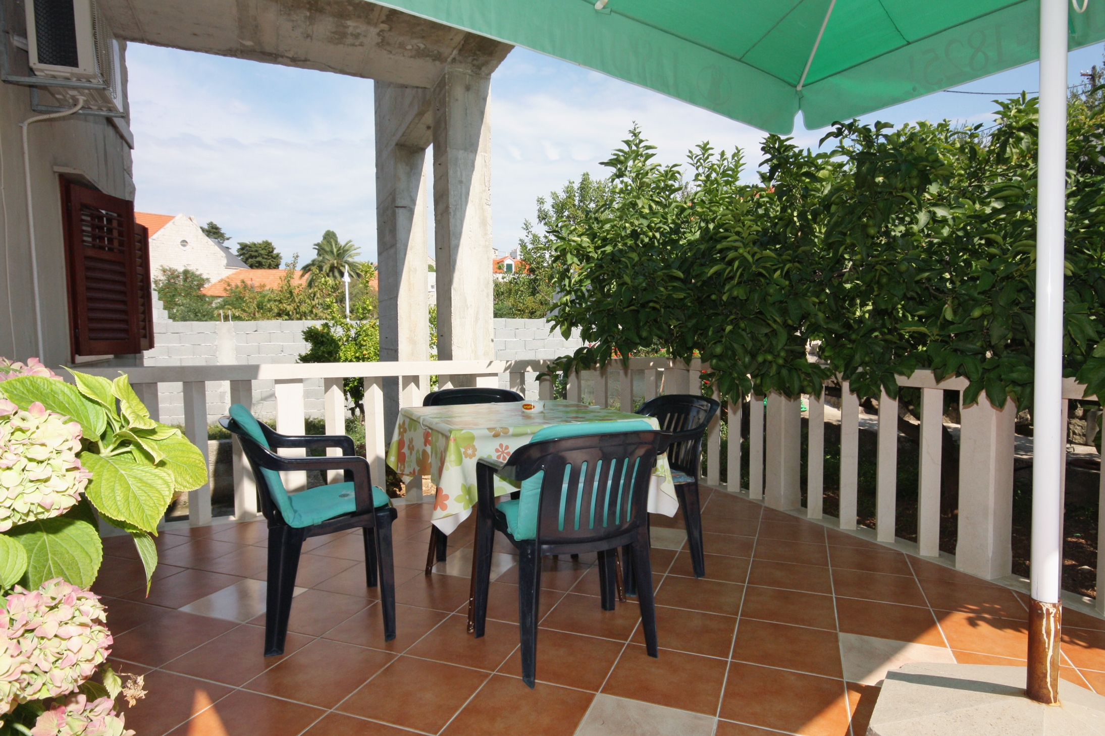 One bedroom apartment with terrace Sumartin, Brač (A-5620-a)