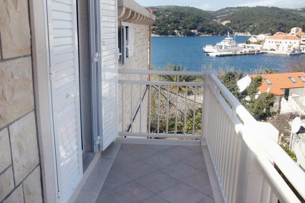 Two bedroom apartment with balcony and sea view Sumartin, Brač  A-d