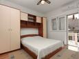 Sumartin, Bedroom in the studio-apartment, air condition available and WiFi.