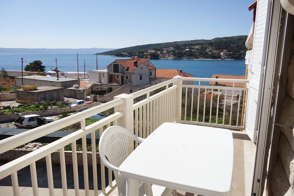Studio flat with balcony and sea view Sumartin, Brač (AS-5620-c)