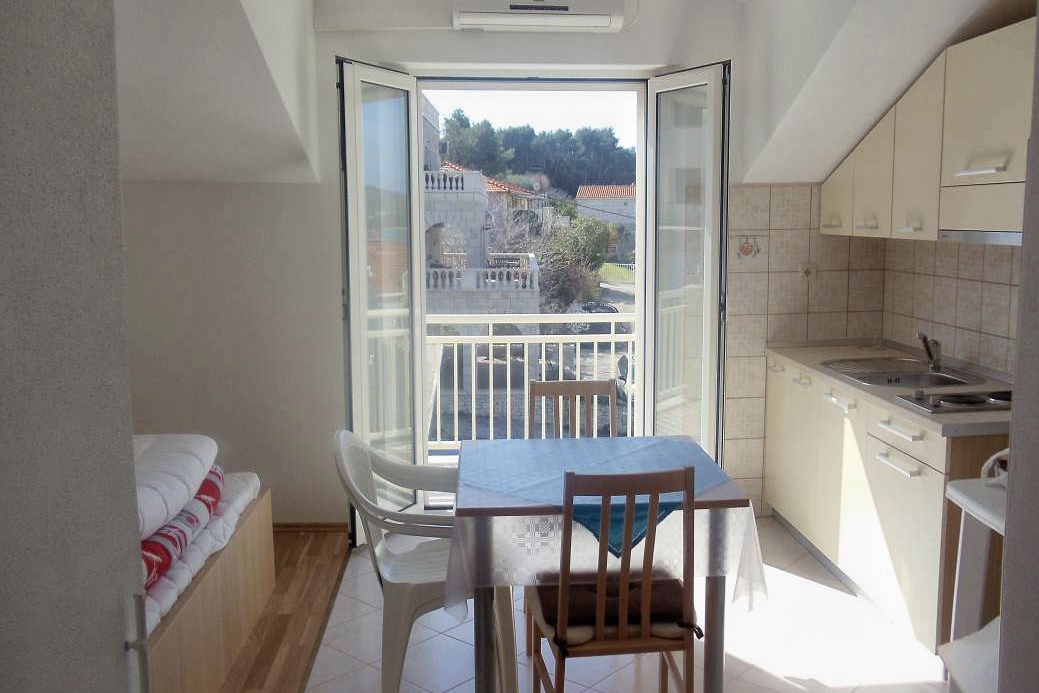 Studio flat with balcony and sea view Sumartin, Brač (AS-5620-c)