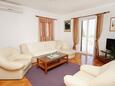 Supetar, Sala de estar in the apartment, air condition available y WiFi.