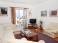 Supetar, Sala de estar in the apartment, air condition available y WiFi.