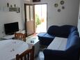 Supetar, Sala de estar in the apartment, air condition available y WiFi.