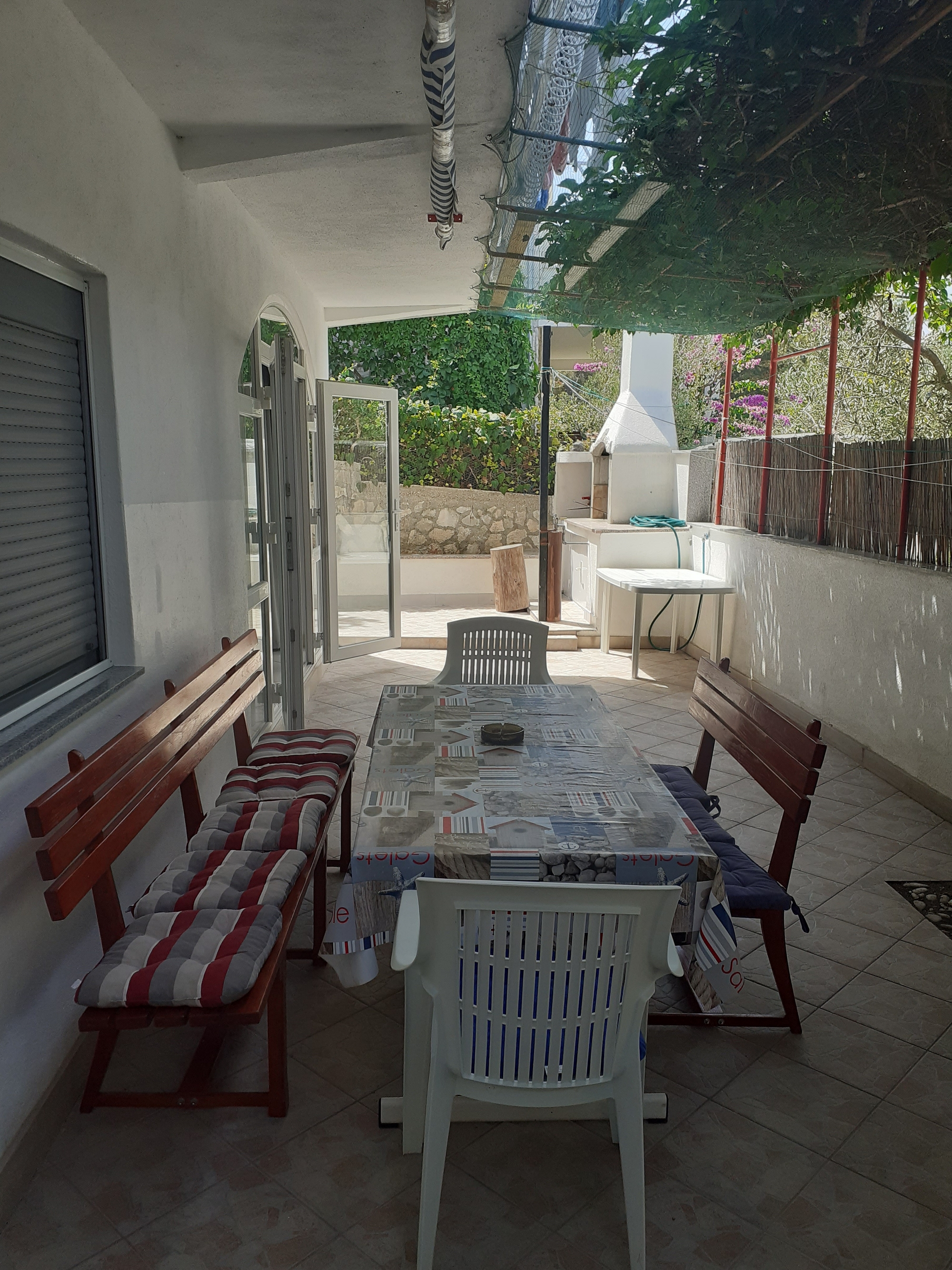 Two bedroom apartment with terrace Sutivan, Brač  A-a