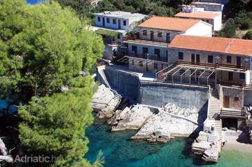 Pobij, Hvar, Szálláshely 5633 - Apartmanok a tenger közelében kavicsos stranddal.