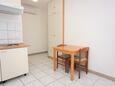 Dining room Bol, Dining room in the studio-apartment, dopusteni kucni ljubimci i WIFI.