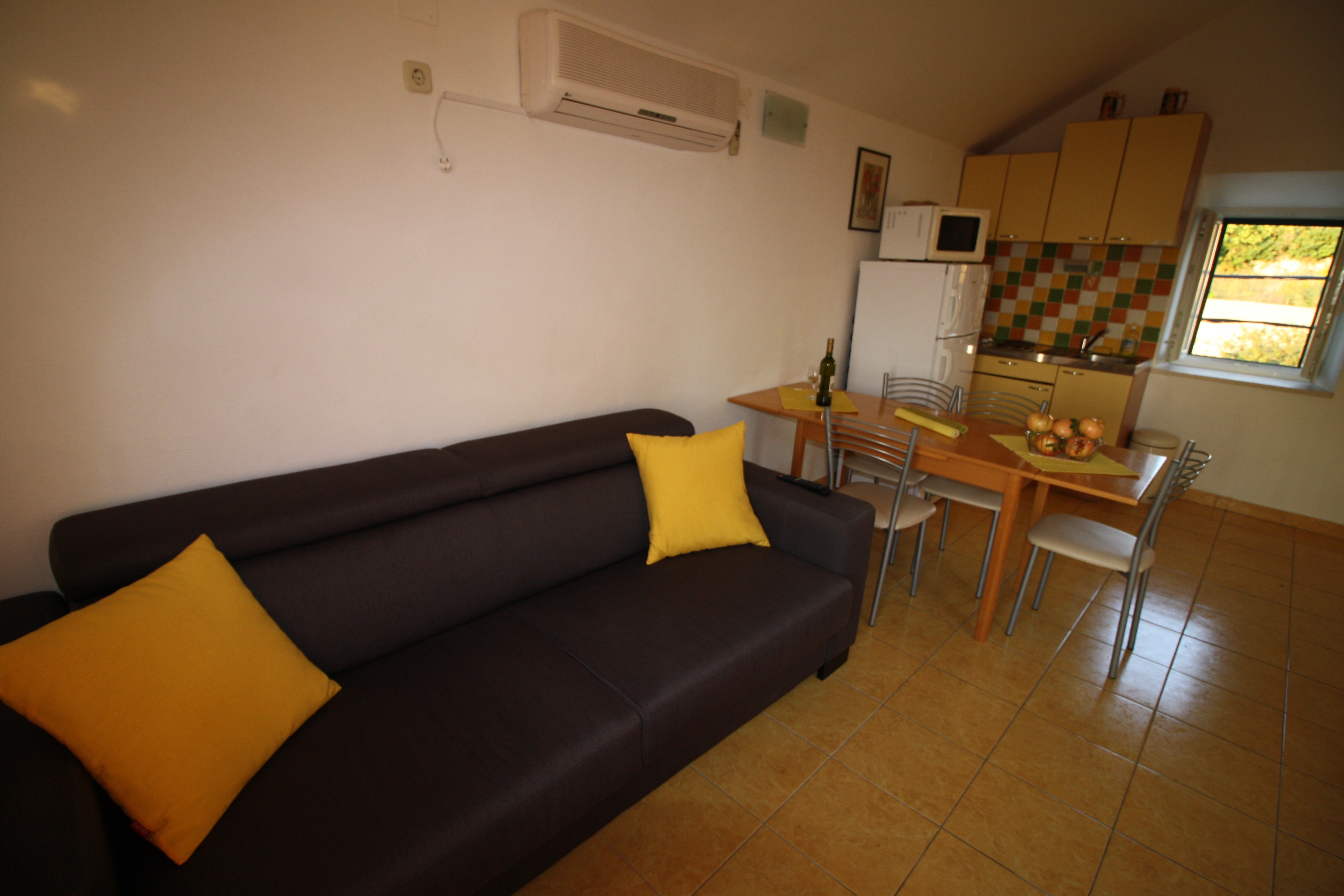 One bedroom apartment with terrace and sea view Sumartin, Brač  A-a