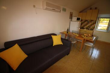 Sumartin, Living room in the apartment, air condition available and WiFi.