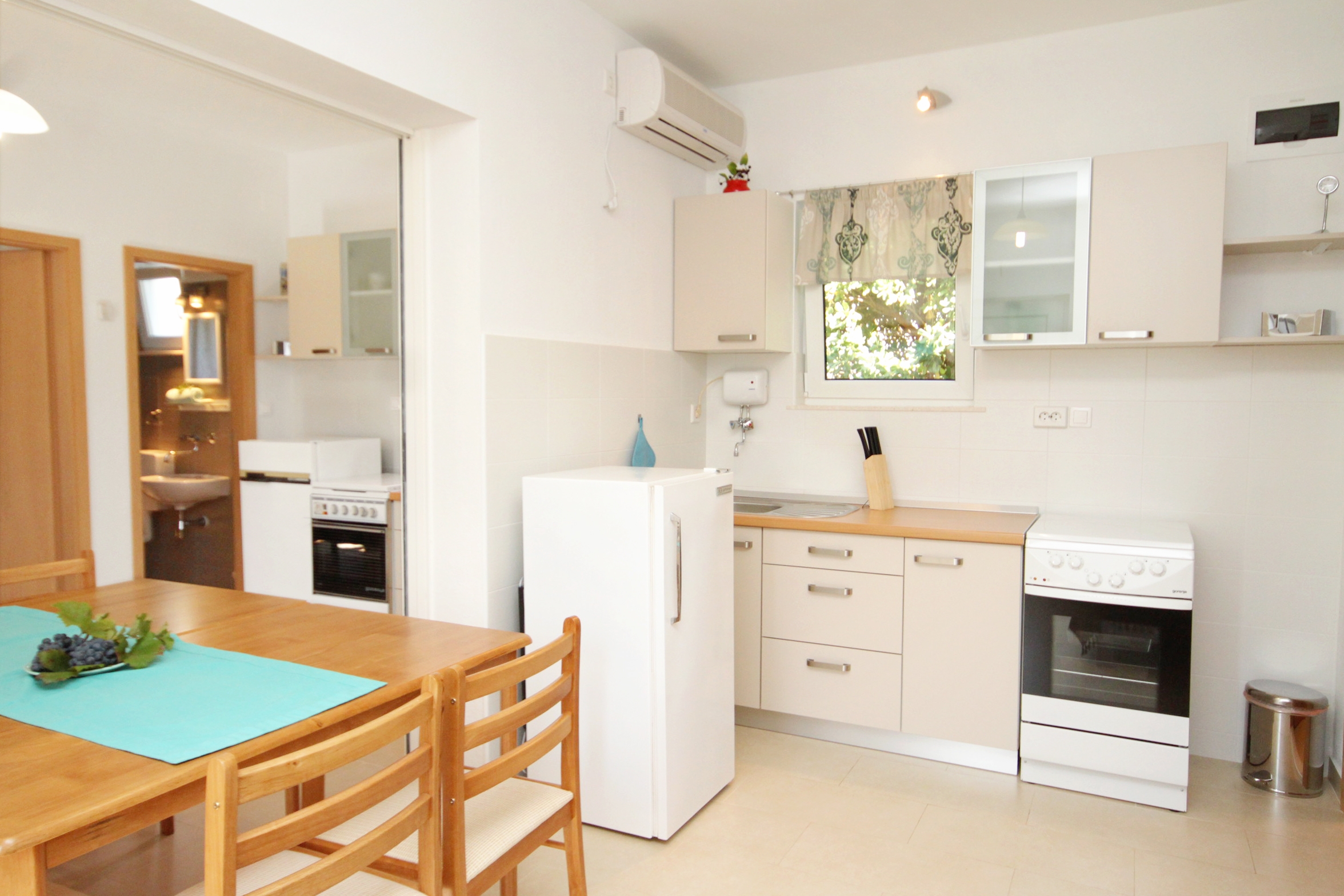 Two bedroom apartment with terrace Sumartin, Brač  A-a