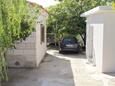 Parking lot Sumartin, Brač, Parking lot 5646 - Apartments with pebble beach.