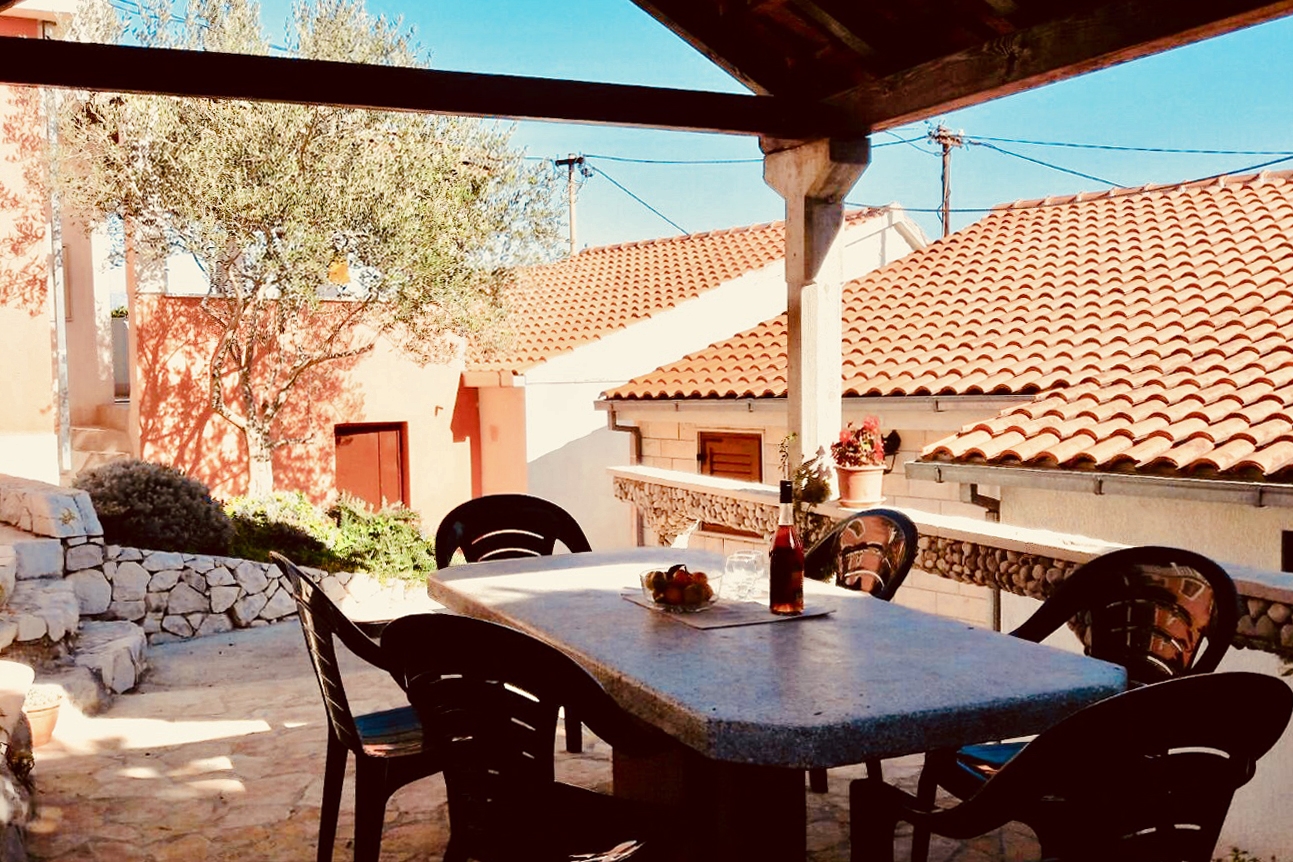 One bedroom apartment with terrace Sutivan, Brač (A-5654-b)