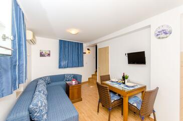 Supetar, Sala de estar in the apartment, air condition available y WiFi.